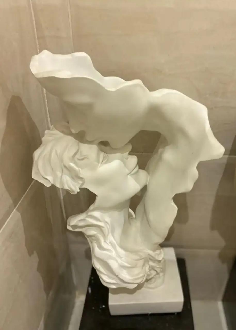 تمثال "القُبلة"  تصميم مودرن تجريدي