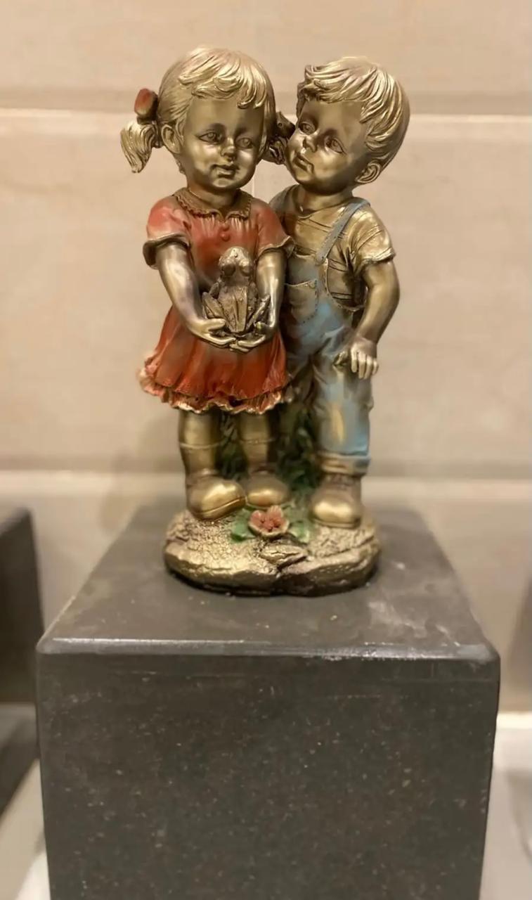 تمثال (صداقة الطفولة) ولد وبنت